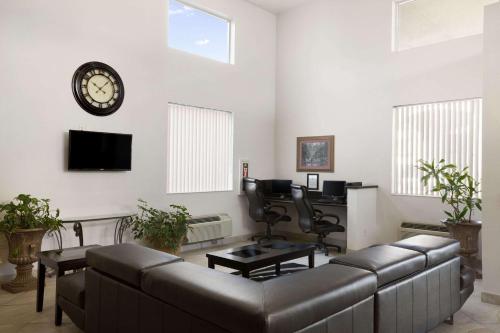 Lobby, Super 8 By Wyndham Marana/Tucson Area in Marana (AZ) Lobby, Super 8 By Wyndham Marana/Tucson Area in Marana (AZ)