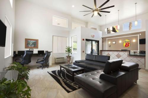 Lobby, Super 8 By Wyndham Marana/Tucson Area in Marana (AZ) Lobby, Super 8 By Wyndham Marana/Tucson Area in Marana (AZ)