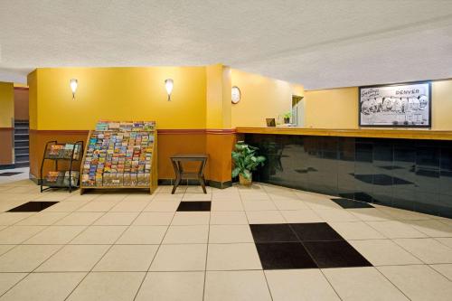 Lobby, Super 8 By Wyndham Denver Stapleton in Denver Lobby, Super 8 By Wyndham Denver Stapleton in Denver