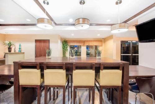 Előcsarnok, Super 8 By Wyndham Dilley Tx in Dilley (TX) Előcsarnok, Super 8 By Wyndham Dilley Tx in Dilley (TX)