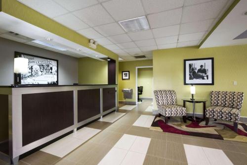 Lobby, Super 8 By Wyndham Calhoun in Calhoun (GA) Lobby, Super 8 By Wyndham Calhoun in Calhoun (GA)