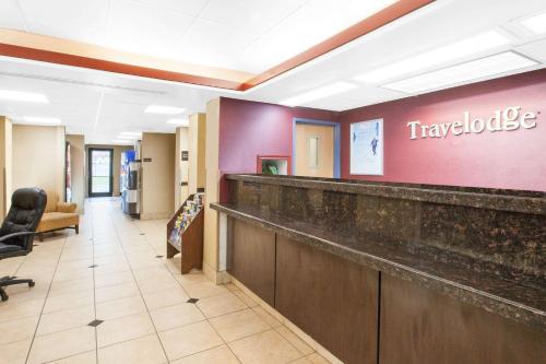 Фойє, Travelodge by Wyndham Romulus Detroit Airport in Romulus Фойє, Travelodge by Wyndham Romulus Detroit Airport in Romulus