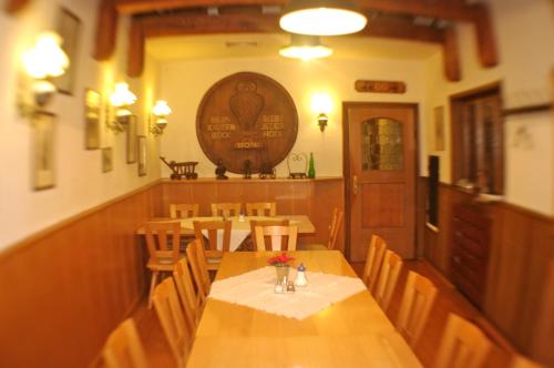 Banquet hall, Gasthof zum Kauzen in Ochsenfurt Banquet hall, Gasthof zum Kauzen in Ochsenfurt