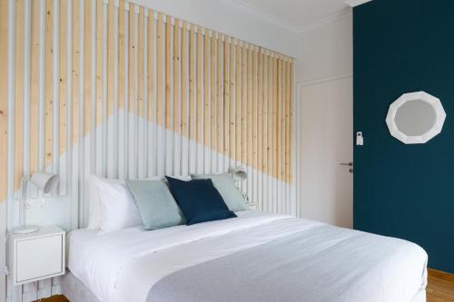 Acropolis Core Bright & Modern Apartment by UPSTREET