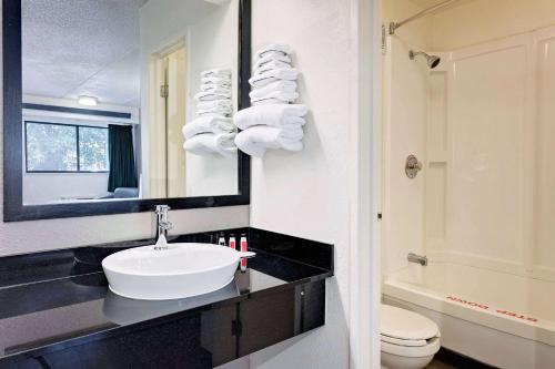 Bathroom, Travelodge by Wyndham College Park in Atlanta (GA) Bathroom, Travelodge by Wyndham College Park in Atlanta (GA)
