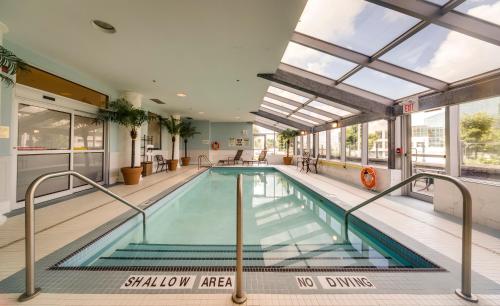 Swimming pool, Monte Carlo Inn & Suites Downtown Markham in Markham (ON) Swimming pool, Monte Carlo Inn & Suites Downtown Markham in Markham (ON)