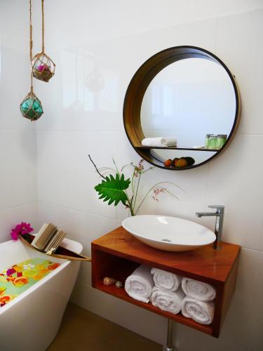 Bathroom, Villa Marine Holiday Apartments Cairns in Yorkeys Knob Bathroom, Villa Marine Holiday Apartments Cairns in Yorkeys Knob