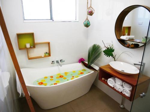 Bathroom, Villa Marine Holiday Apartments Cairns in Yorkeys Knob Bathroom, Villa Marine Holiday Apartments Cairns in Yorkeys Knob