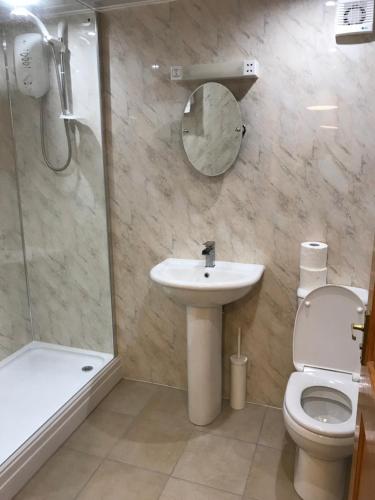 Bathroom, The Greannan Lower Self catering apartment in Blackwaterfoot Bathroom, The Greannan Lower Self catering apartment in Blackwaterfoot