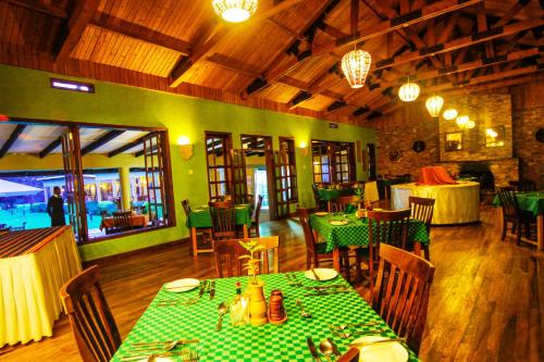מסעדה, Mountains Of The Moon Hotel in פורט פורטל מסעדה, Mountains Of The Moon Hotel in פורט פורטל