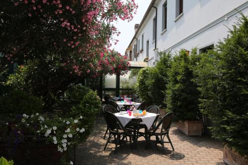 Garden, Hotel Bed and Breakfast Il Granaio Mantova in Porto Mantovano Garden, Hotel Bed and Breakfast Il Granaio Mantova in Porto Mantovano
