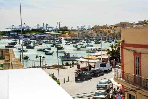 Hotellet från utsidan, Fisherman's Cove Guesthouse in Marsaxlokk Hotellet från utsidan, Fisherman's Cove Guesthouse in Marsaxlokk
