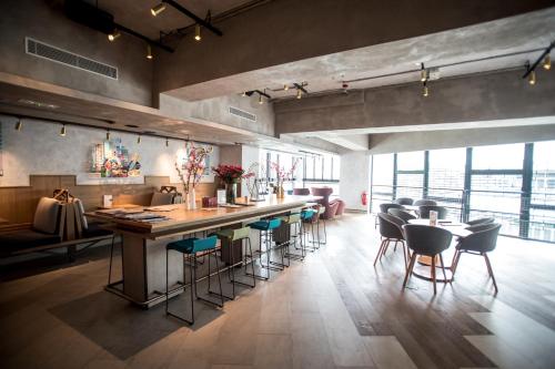 Bar/lounge, Southside by Ovolo near Wong Chuk Hang MTR Station Bar/lounge, Southside by Ovolo near Wong Chuk Hang MTR Station