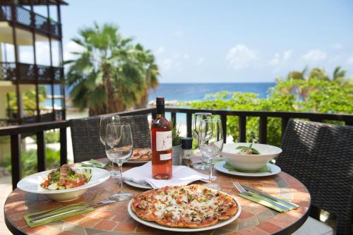 מסעדה, Dolphin Suites & Wellness Curacao in וילמסטאד מסעדה, Dolphin Suites & Wellness Curacao in וילמסטאד