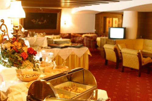 Ruoka ja Juomat, Sporthotel St. Anton in Sankt Anton am Arlberg Ruoka ja Juomat, Sporthotel St. Anton in Sankt Anton am Arlberg