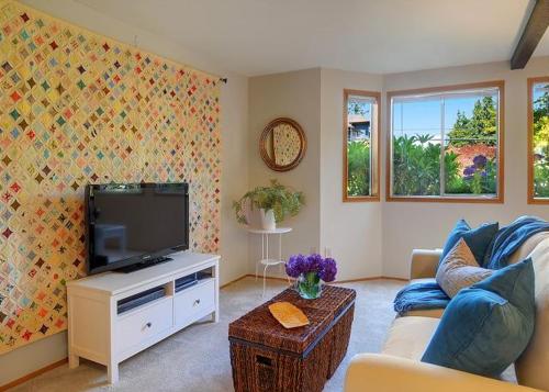 This photo about Phinney Suites - One Bedroom Apartment shared on HyHotel.com