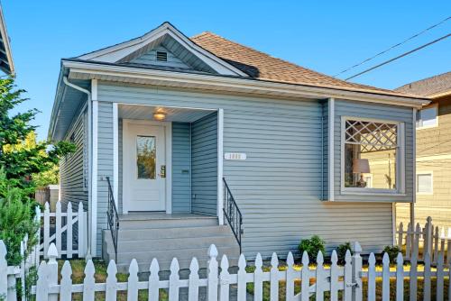 在meiguo.com看到的Queen Anne Bungalow - Two Bedroom Home的介绍图片
