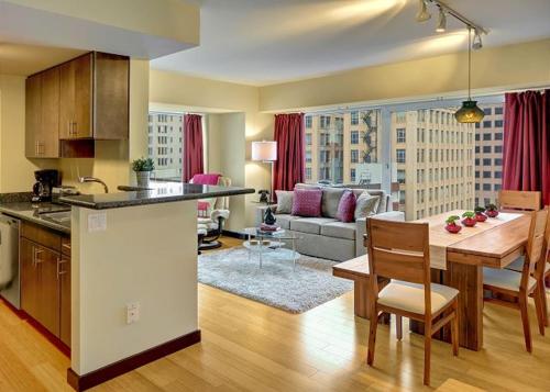 在meiguo.com看到的Newmark Pike Place Market Retreat - Two Bedroom Apartment的介绍图片