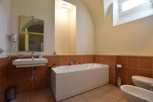 Bathroom, Casa del Drago in Sulzano Bathroom, Casa del Drago in Sulzano