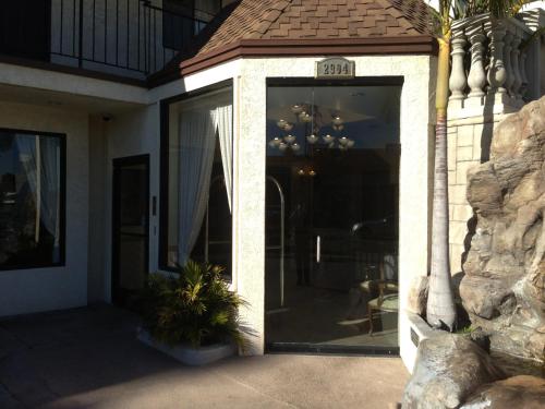 Entrance, Jolly Roger Hotel in Venice Beach Entrance, Jolly Roger Hotel in Venice Beach