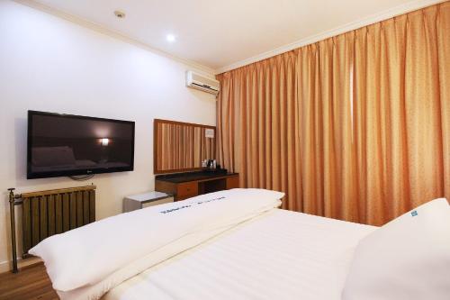 This photo about Daegu Hilltop Hotel shared on HyHotel.com