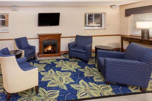 Lobby, Baymont by Wyndham Galesburg in Galesburg (IL) Lobby, Baymont by Wyndham Galesburg in Galesburg (IL)