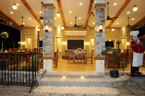 Restaurant, EDUARDO'S RESORT near Mt Halcon Restaurant, EDUARDO'S RESORT near Mt Halcon