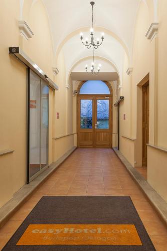 Entrance, easyHotel Budapest Oktogon near Westend Shopping Center Entrance, easyHotel Budapest Oktogon near Westend Shopping Center