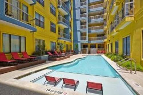 在meiguo.com看到的StayLo Modern 2 Bedroom Apartment的介绍图片