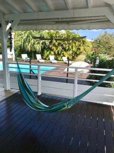 Varanda/terraço, Villa Paradis - vue mer, piscine, jacuzzi et acces a la plage Gros Sable in Sainte Anne Varanda/terraço, Villa Paradis - vue mer, piscine, jacuzzi et acces a la plage Gros Sable in Sainte Anne