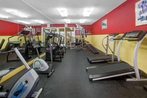 pusat kecergasan, Ramada by Wyndham Hawthorne/LAX in LAX – Lapangan Terbang Antarabangsa Los Angeles pusat kecergasan, Ramada by Wyndham Hawthorne/LAX in LAX – Lapangan Terbang Antarabangsa Los Angeles