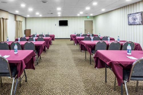 Vergaderruimte / feestzalen, Ramada by Wyndham Lebanon in Lebanon (TN) Vergaderruimte / feestzalen, Ramada by Wyndham Lebanon in Lebanon (TN)