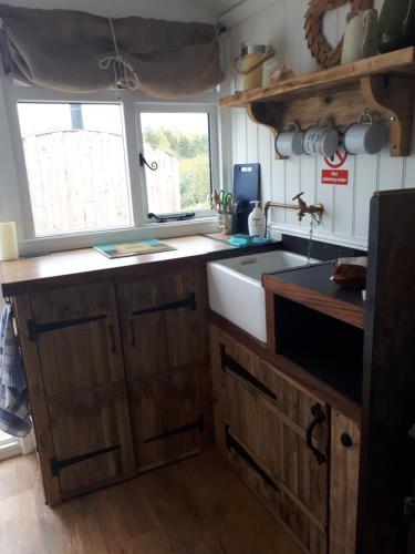 Kitchen, Meadowbeck - Shepherd Huts in Flask Kitchen, Meadowbeck - Shepherd Huts in Flask