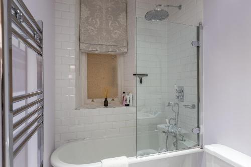 This photo about Putney riverside pad, perfect base for Wimbledon! shared on HyHotel.com