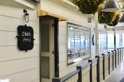 Entrance, The Oyster Inn in Oneroa Entrance, The Oyster Inn in Oneroa