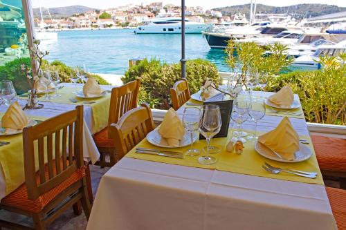 Їжа та напої, Marina Frapa Resort Rogoznica in Рогозніца Їжа та напої, Marina Frapa Resort Rogoznica in Рогозніца