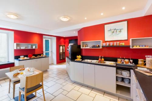 Mâncare şi băutură, Hotel Restaurant Le Dauphin et Le Spa du Prieure in Caen Mâncare şi băutură, Hotel Restaurant Le Dauphin et Le Spa du Prieure in Caen