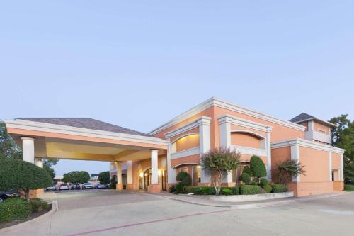 Days Inn by Wyndham Irving Grapevine DFW Airport North