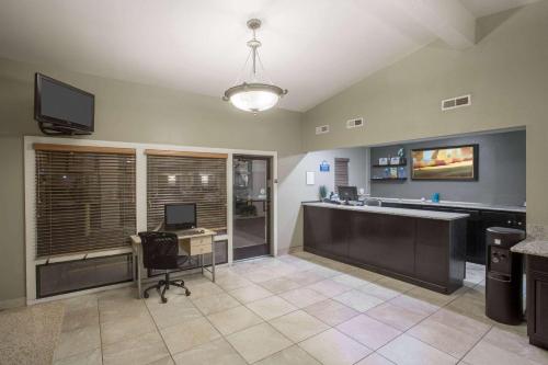 Lobby, Royal Inn Provo in Provo (UT) Lobby, Royal Inn Provo in Provo (UT)