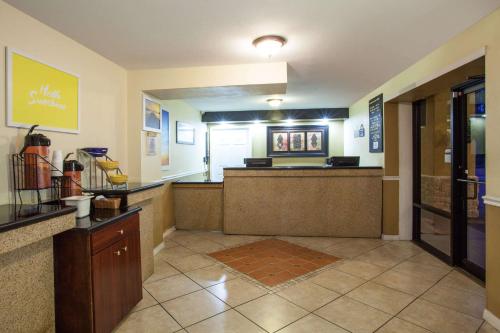 Előcsarnok, Days Inn by Wyndham Daytona Beach Speedway in Daytona Beach (Florida) Előcsarnok, Days Inn by Wyndham Daytona Beach Speedway in Daytona Beach (Florida)