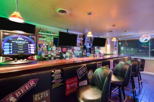酒吧/高級酒吧, 傑克遜維爾溫德姆戴斯酒店 (Days Inn by Wyndham Jacksonville NC) in 阿什塔比拉 (NC) 酒吧/高級酒吧, 傑克遜維爾溫德姆戴斯酒店 (Days Inn by Wyndham Jacksonville NC) in 阿什塔比拉 (NC)