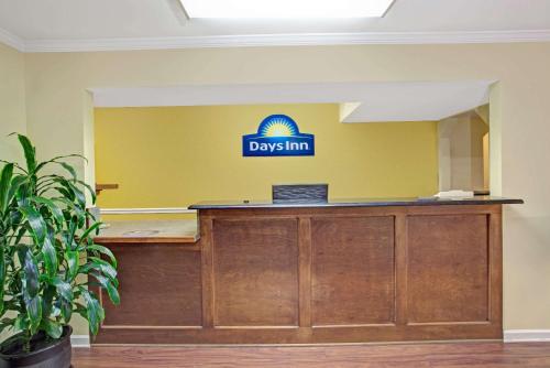 Lobby, Days Inn by Wyndham Marietta White Water in Marietta (GA) Lobby, Days Inn by Wyndham Marietta White Water in Marietta (GA)