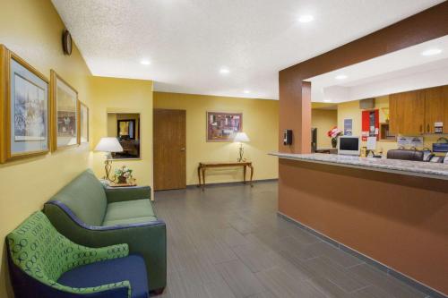 Előcsarnok, Days Inn by Wyndham Fremont in Fremont (Kalifornia) Előcsarnok, Days Inn by Wyndham Fremont in Fremont (Kalifornia)
