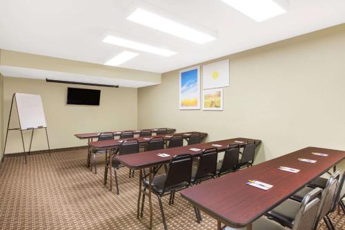 غرفة الاجتماعات/الاحتفالات, دايز إن باي ويندام سان خوسيه ميلبيتاس (Days Inn by Wyndham San Jose Milpitas) in Milpitas غرفة الاجتماعات/الاحتفالات, دايز إن باي ويندام سان خوسيه ميلبيتاس (Days Inn by Wyndham San Jose Milpitas) in Milpitas