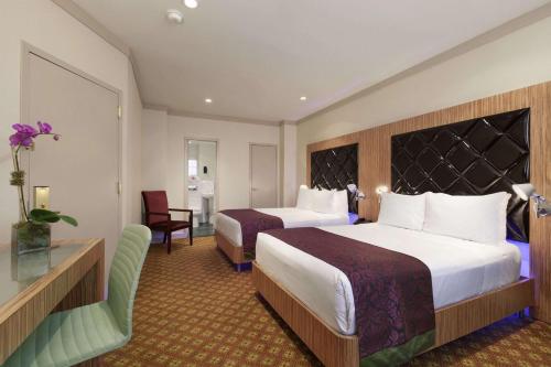 Night Hotel Broadway in New York (NY) Night Hotel Broadway in New York (NY)