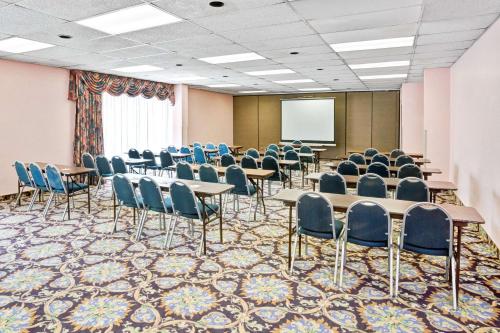 Létesítmények, Days Inn & Suites by Wyndham Fullerton in Fullerton (Kalifornia) Létesítmények, Days Inn & Suites by Wyndham Fullerton in Fullerton (Kalifornia)