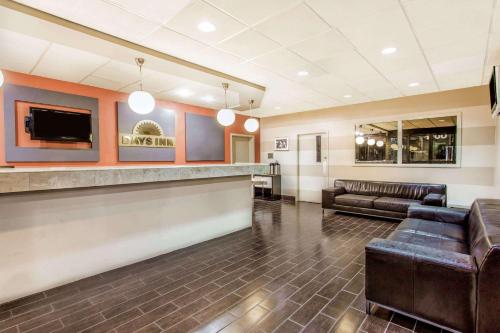 Lobby, Days Inn by Wyndham Fort Lauderdale Airport Cruise Port in Fort Lauderdale (FL) Lobby, Days Inn by Wyndham Fort Lauderdale Airport Cruise Port in Fort Lauderdale (FL)
