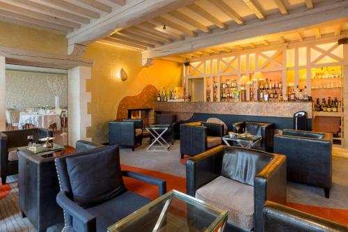 Pub/Lounge, Hotel Restaurant Le Dauphin et Le Spa du Prieure in Caen Pub/Lounge, Hotel Restaurant Le Dauphin et Le Spa du Prieure in Caen