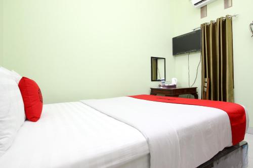 RedDoorz Plus near Taman Sari near Gumuling Well RedDoorz Plus near Taman Sari near Gumuling Well