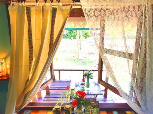 Balcony/terrace, bay yard hut kohchang in Bai Lan Bay Balcony/terrace, bay yard hut kohchang in Bai Lan Bay
